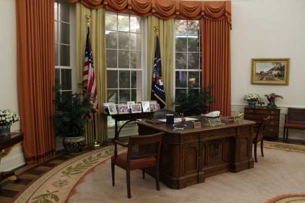 白宫办公桌的由来？办公桌需要放什么