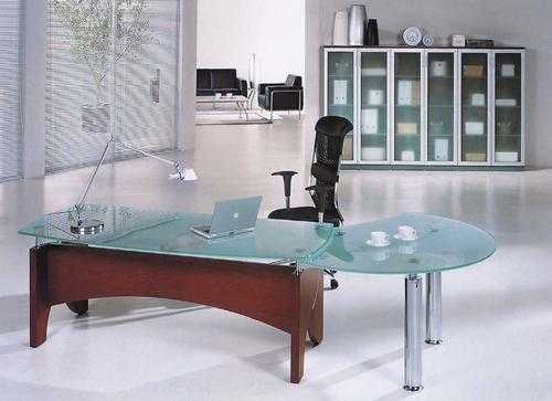 办公桌玻璃下垫什么好？玻璃办公桌