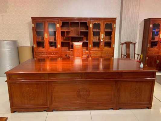 白宫办公桌是什么木材？红木办公桌怎么摆