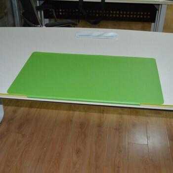 放在桌子上垫的绿色的板是啥？（一般办公桌是啥板材）