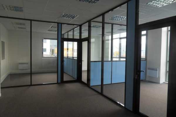 办公室玻璃隔断高度一般多少合适？（办公室玻璃隔断效果图）