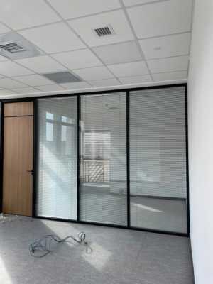 办公室玻璃隔墙适合用什么门？（办公室玻璃隔断设计）