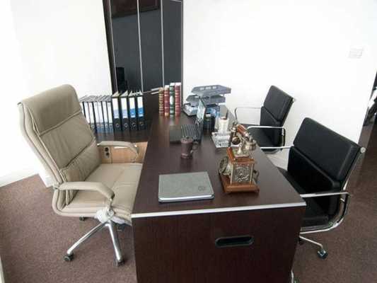 办公室怎么摆放办公桌最好？（办公桌如何摆放省空间）