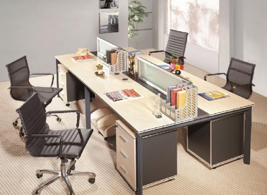 人多的办公室如何摆放桌子？（办公桌椅摆放）