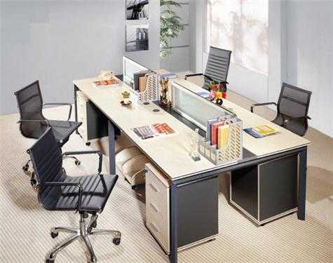 人多的办公室如何摆放桌子？（办公室 桌子摆放）
