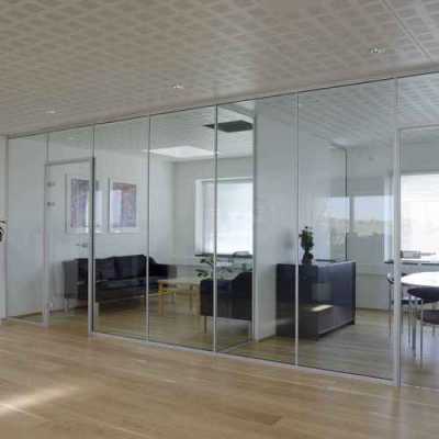 办公室装修玻璃隔断应该怎么选择？（办公玻璃隔断效果图）