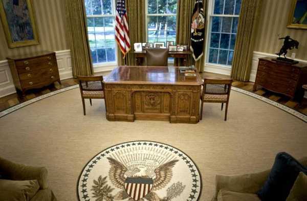 为什么美国总统在白宫办公室的椅子是背对着窗户的？（国外 办公桌）