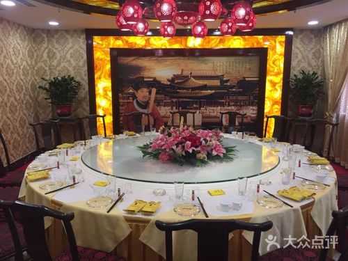 请问重庆哪里有能够坐下二十个人的大桌子或者包间？（重庆那里买办公桌）